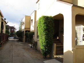 1317 E Wilson Ave in Glendale, CA - Foto de edificio - Building Photo