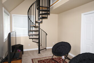 3059 Bellevue Way NE, Unit BELLEVUE 5 Bdrm home. LOC in Bellevue, WA - Building Photo - Building Photo