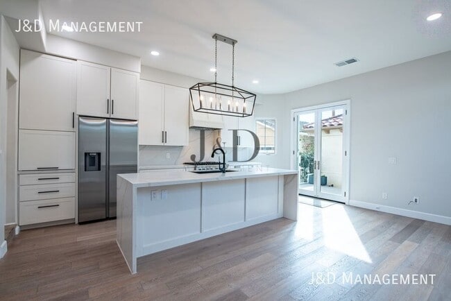 105 S Ditmar St in Oceanside, CA - Foto de edificio - Building Photo