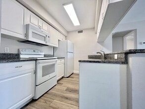 5319 Summerlin Rd in Ft. Myers, FL - Foto de edificio - Building Photo