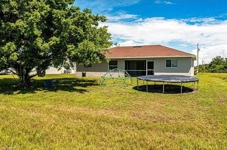 204 SW 14th Ave in Cape Coral, FL - Foto de edificio - Building Photo