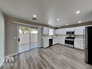 8152 Finch Feather St in Las Vegas, NV - Foto de edificio - Building Photo