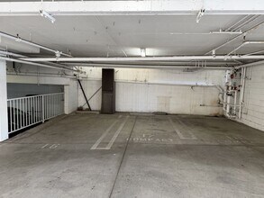 1247 Barry Ave, Unit 401 in Los Angeles, CA - Foto de edificio - Building Photo