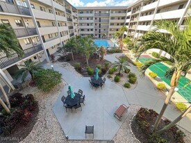 2121 Collier Ave in Ft. Myers, FL - Building Photo