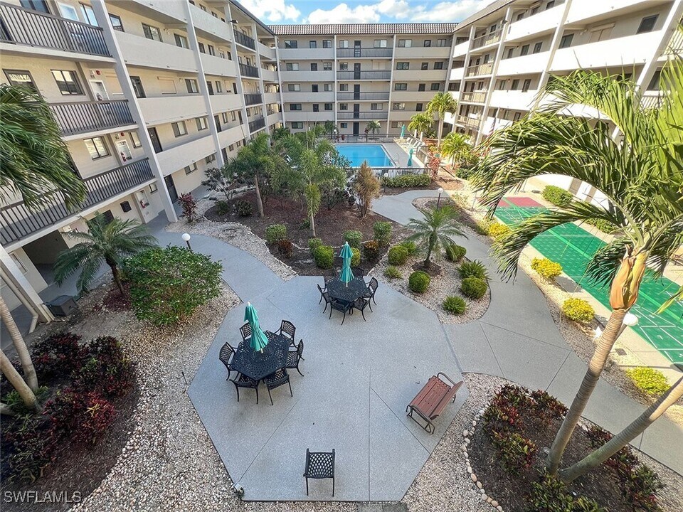 2121 Collier Ave in Ft. Myers, FL - Building Photo
