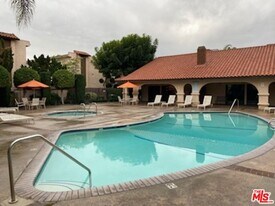 1711 Grismer Ave in Burbank, CA - Building Photo