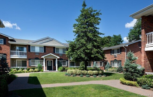 395 Great East Neck Rd in West Babylon, NY - Building Photo - Building Photo
