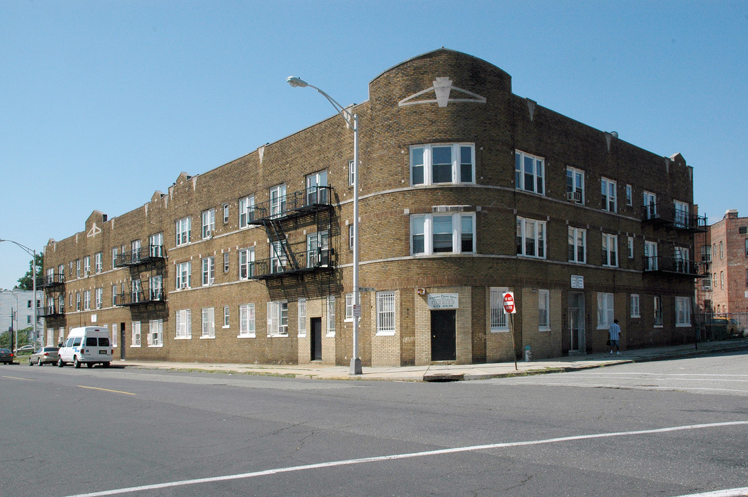 Ampere Apartment Plaza in East Orange, NJ - Building Photo