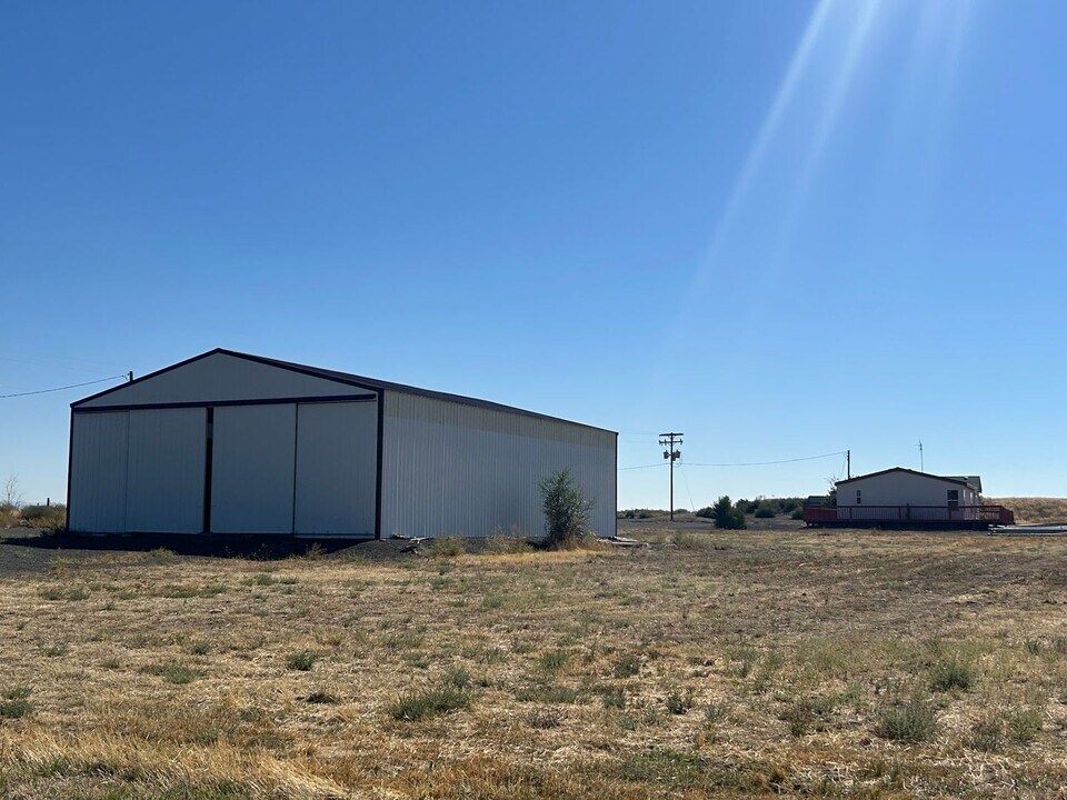 2019 NW Dogwood Ln in Madras, OR - Foto de edificio