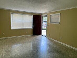 6067 Longchamp Dr in Jacksonville, FL - Foto de edificio - Building Photo