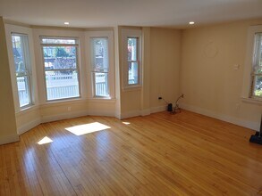 75 Lincoln St in Waltham, MA - Foto de edificio - Building Photo