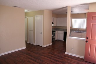 501 W Ashlan Ave in Clovis, CA - Building Photo - Interior Photo