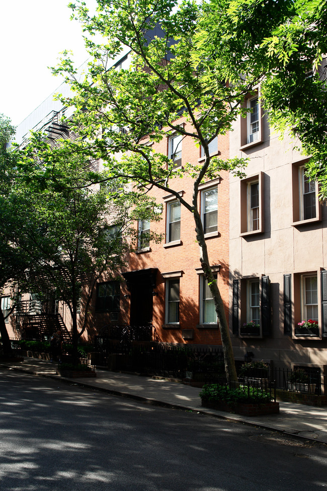 324 W 19th St in New York, NY - Building Photo - Building Photo