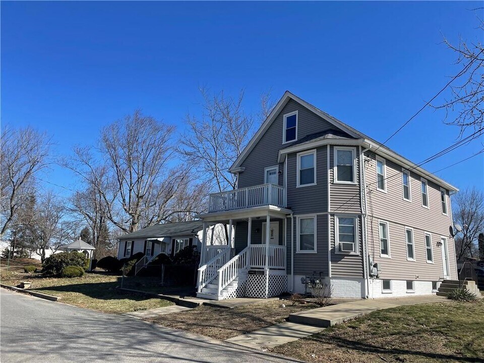 10 Marlborough St in Cranston, RI - Building Photo