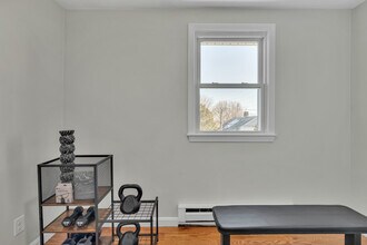 74 Dunboy St, Unit 2 in Boston, MA - Foto de edificio - Building Photo