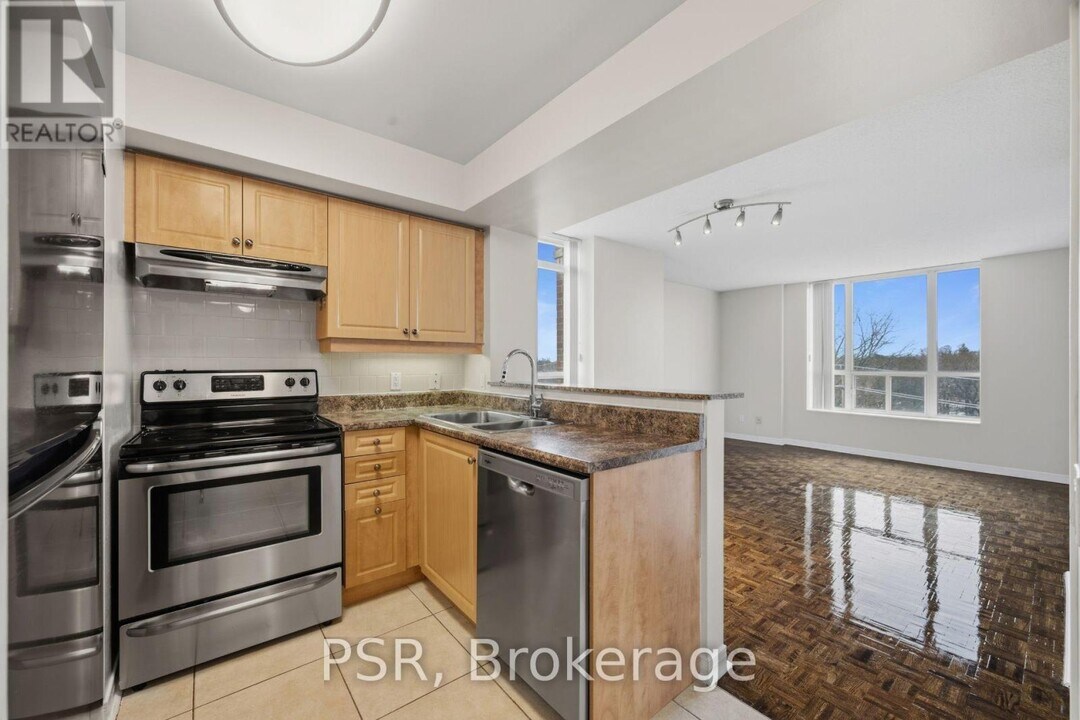 515 Rosewell Ave in Toronto, ON - Building Photo