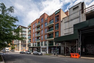 2301 41st Ave in Long Island City, NY - Foto de edificio - Building Photo