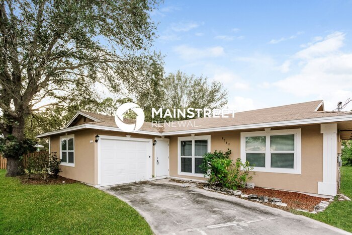 1702 SW Boeing St in Port St. Lucie, FL - Foto de edificio