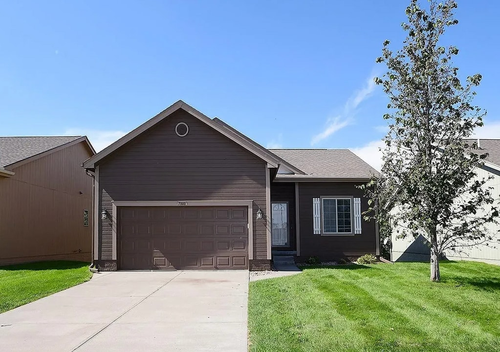 7008 S 183rd Ave in Omaha, NE - Building Photo