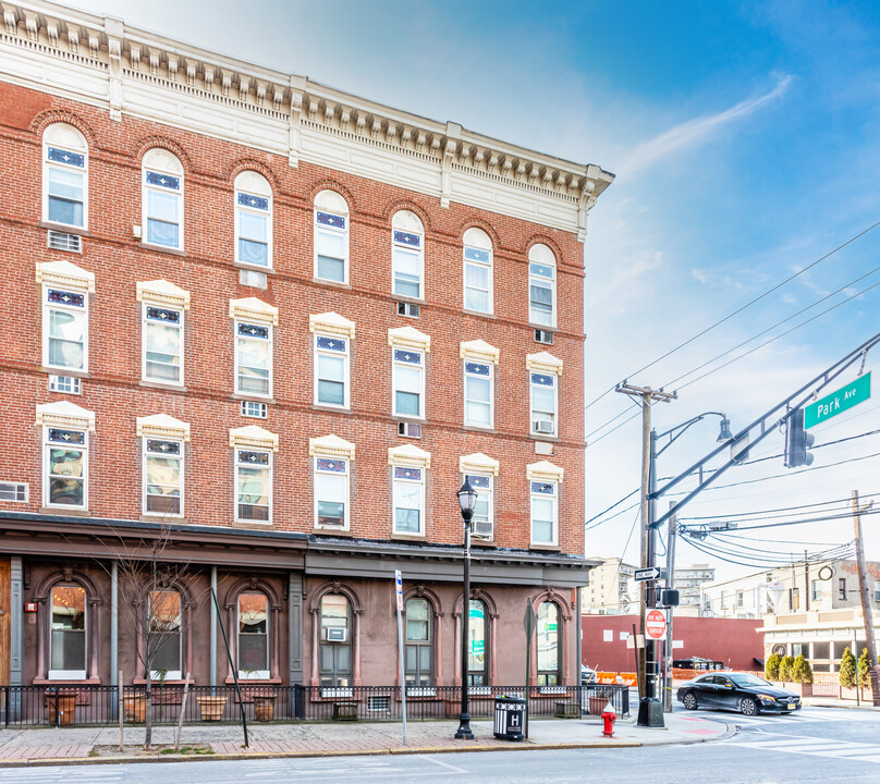 213 14th St in Hoboken, NJ - Building Photo