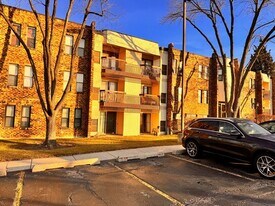 2212 Country Club Dr in Woodridge, IL - Building Photo