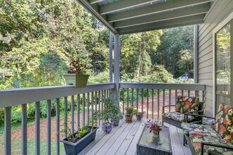 527 Warm Springs Cir in Roswell, GA - Building Photo - Building Photo