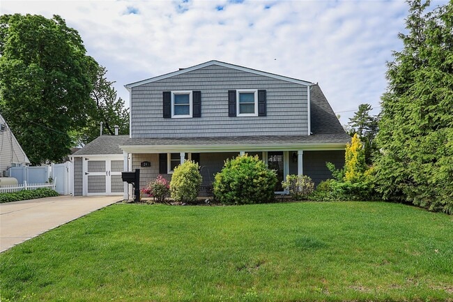 24 Mead Ln in Westbury, NY - Building Photo - Building Photo
