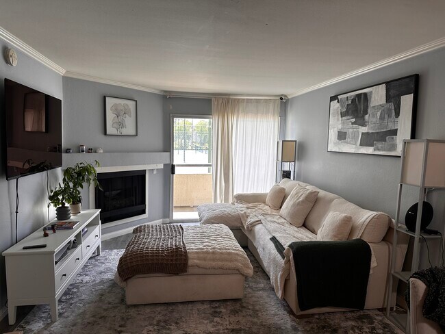 5565 Canoga Ave in Los Angeles, CA - Building Photo - Building Photo