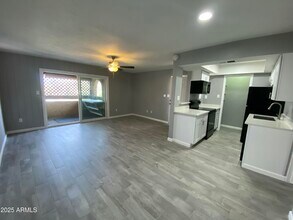 2211 E Cactus Rd in Phoenix, AZ - Building Photo - Building Photo