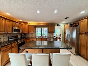 2865 Begonia Way in Hollywood, FL - Building Photo - Building Photo