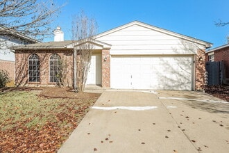 423 Blueberry Hill Ln in Mansfield, TX - Foto de edificio - Building Photo