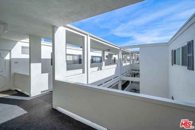 404 San Vicente Blvd in Santa Monica, CA - Building Photo - Building Photo