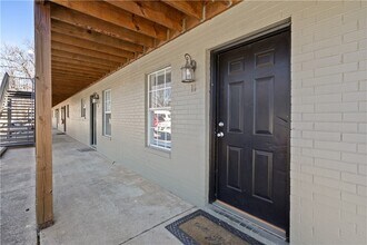 884 W Holly St in Fayetteville, AR - Building Photo - Building Photo