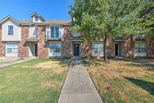 688 W Sycamore St in Fayetteville, AR - Building Photo