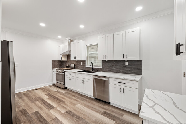 31 Elmcroft Rd in Stamford, CT - Foto de edificio - Building Photo