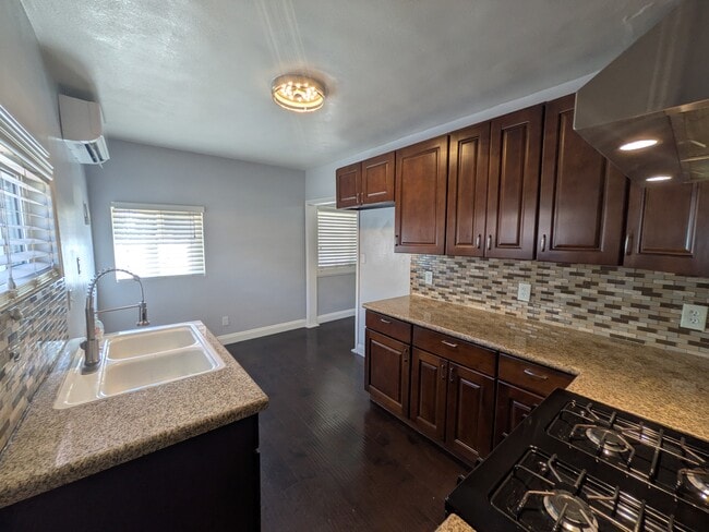 213 E Park St, Unit A in Ontario, CA - Foto de edificio - Building Photo