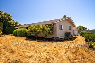 191 NE Fern Ct in Dallas, OR - Building Photo - Building Photo