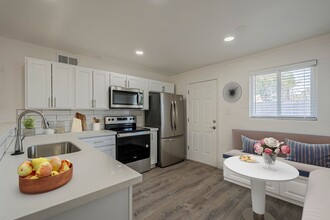 Rovey Apartment Homes in Phoenix, AZ - Building Photo - Building Photo