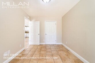 211 Oak St. Apartments in Clarksville, TN - Building Photo - Interior Photo