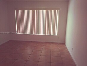 2551 NW 39th Terrace in Lauderdale Lakes, FL - Foto de edificio - Building Photo