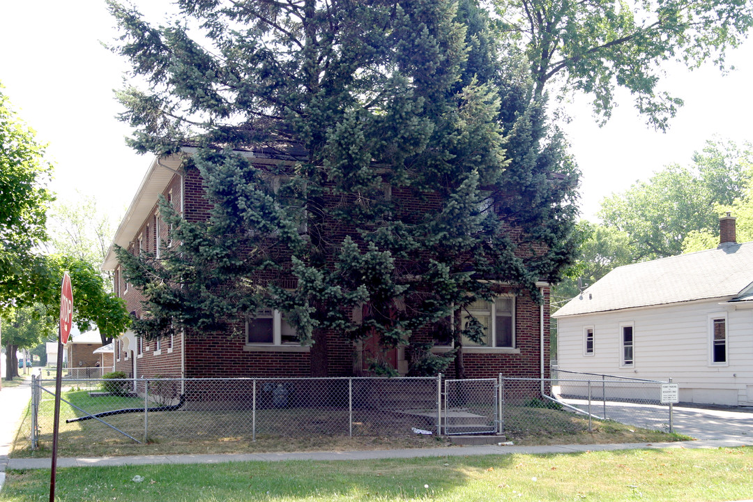 1603 Victoria St in North Chicago, IL - Building Photo