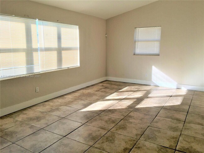 209 SW 14th St-Unit -1-3 in Dania Beach, FL - Building Photo - Building Photo