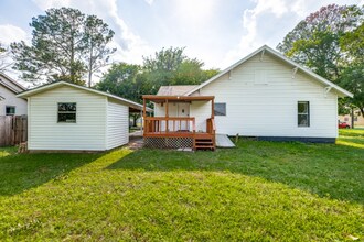 909 N Anna St in Pilot Point, TX - Foto de edificio - Building Photo