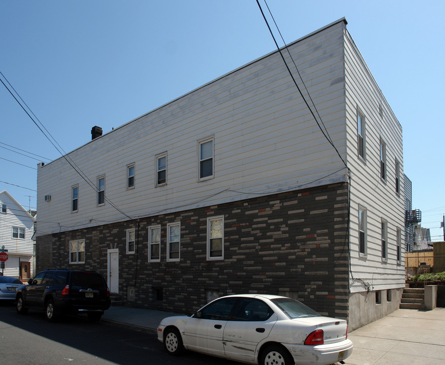 481 Avenue A in Bayonne, NJ - Building Photo