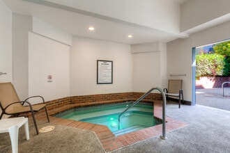 Meridian Place Apartments in Seattle, WA - Foto de edificio - Building Photo