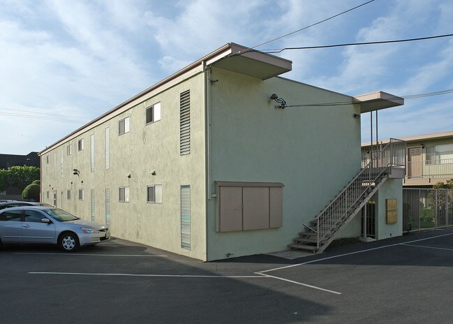 2135 Elden Ave in Costa Mesa, CA - Foto de edificio - Building Photo