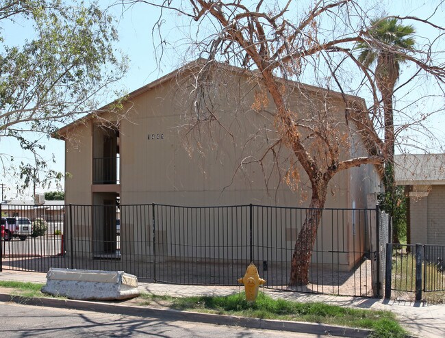 Polk Terrace Apartments in Phoenix, AZ - Foto de edificio - Building Photo