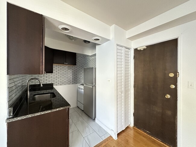 6830 N Sheridan Rd, Unit 365 in Chicago, IL - Building Photo - Building Photo