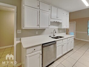 725 Cowan Rd in Covington, GA - Foto de edificio - Building Photo