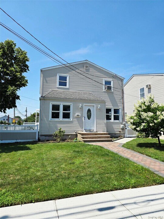 153 Barwick Blvd in Mineola, NY - Building Photo